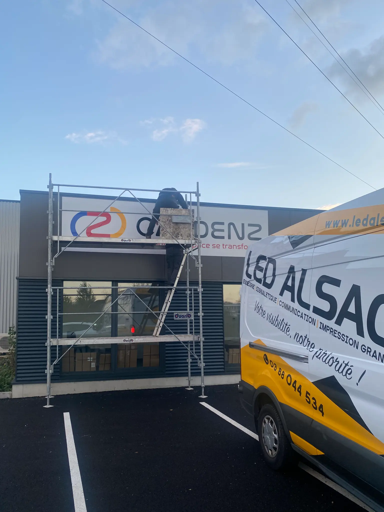 Signalétique extérieure Geispolsheim — Caddenz & EU Pliage lettres Dibond