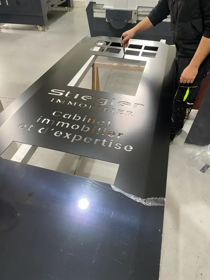 Fraisage CNC d’une face en Dibond ajouré pour un totem lumineux