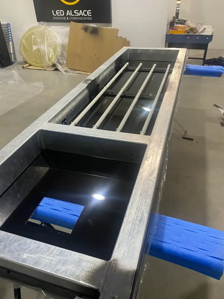 Assemblage d’une structure acier de totem publicitaire dans l’atelier LED Alsace