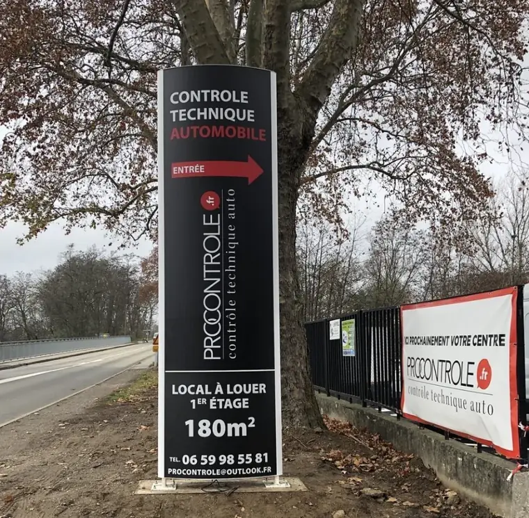 Totem publicitaire galbé Pro Contrôle fabriqué sur mesure par LED Alsace