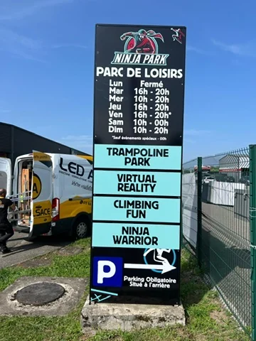Totem publicitaire plat Ninja Park fabriqué par LED Alsace dans le Grand Est