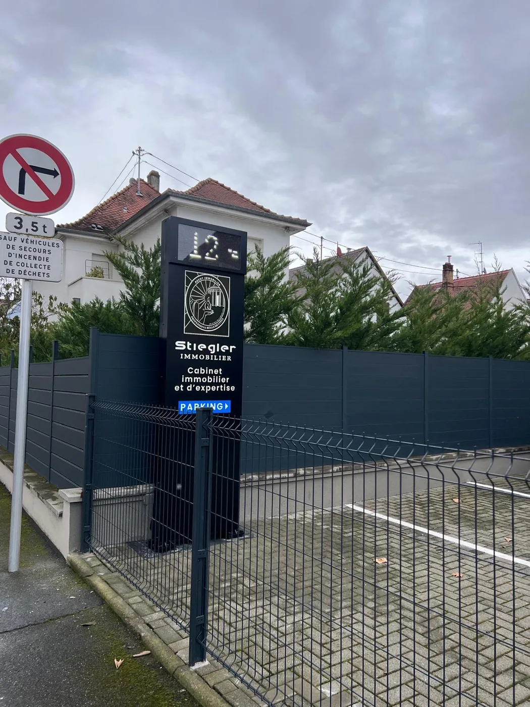 Totem publicitaire Stiegler Immobilier fabriqué par LED Alsace à Illkirch-Graffenstaden