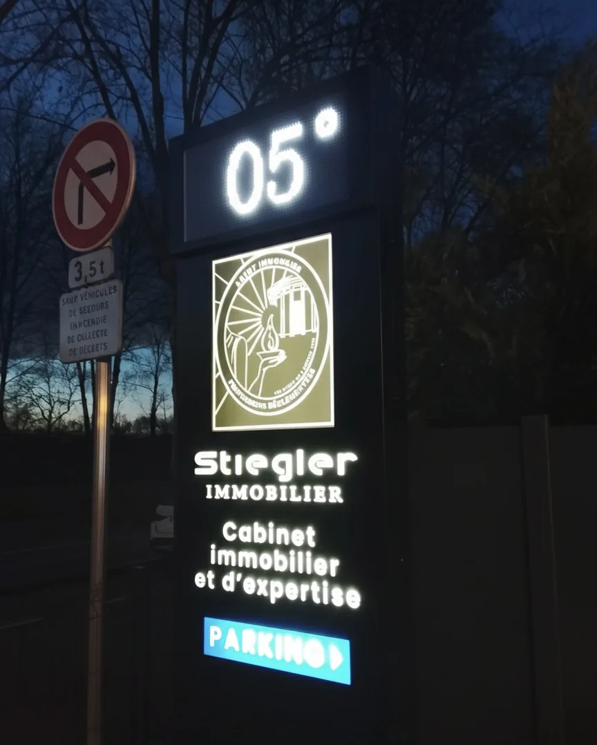Totem publicitaire lumineux à Illkirch près de Strasbourg, réalisation LED Alsace